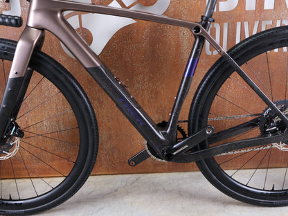 Gravel/Cyclocross von Trek, TREK CHECKPOINT SL 7 AXS GEN 3 / BRONZE AGE / S vor USEDBIKES - OB.DE Hintergrund