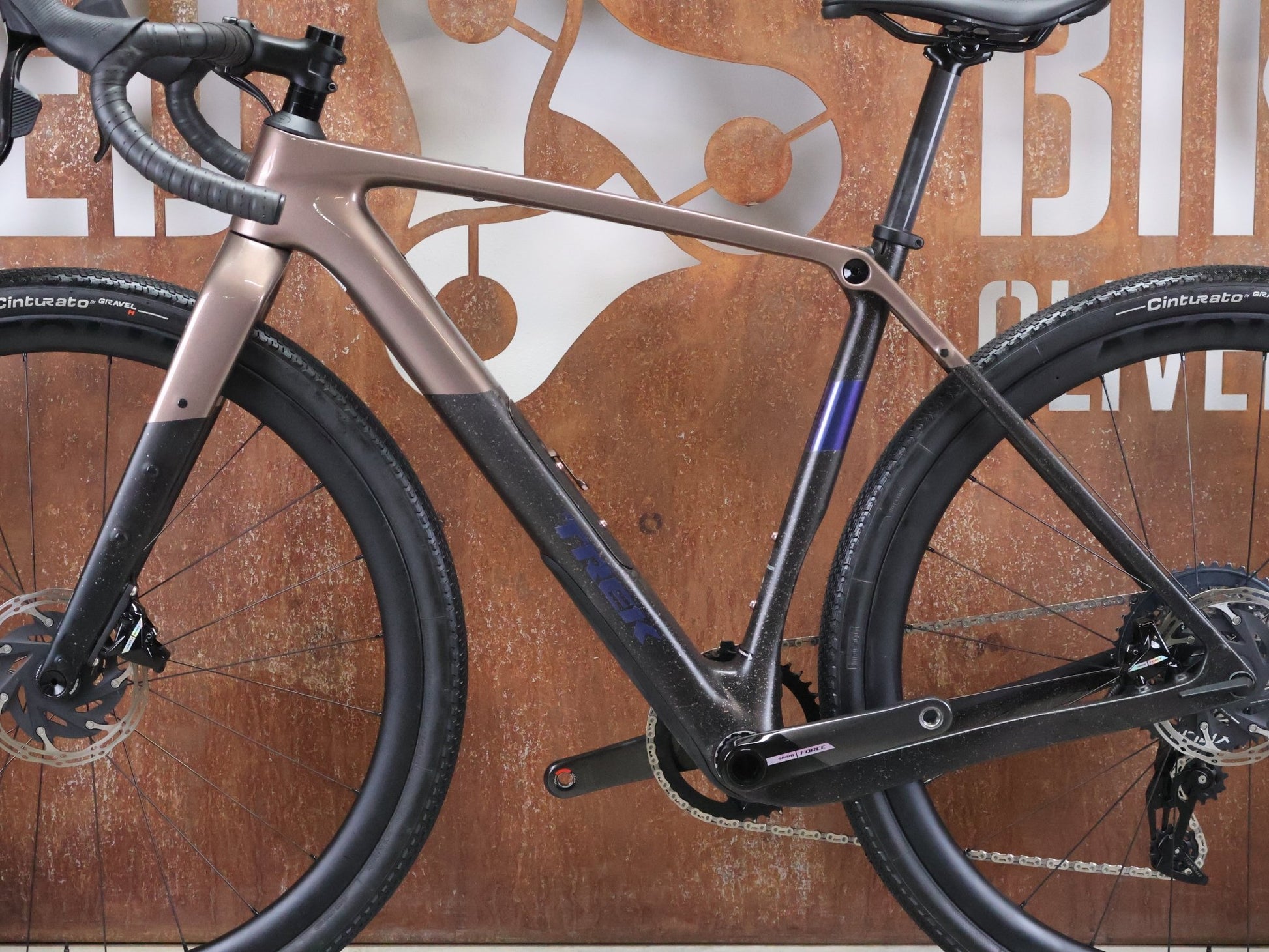 Gravel/Cyclocross von Trek, TREK CHECKPOINT SL 7 AXS GEN 3 / BRONZE AGE / S vor USEDBIKES - OB.DE Hintergrund