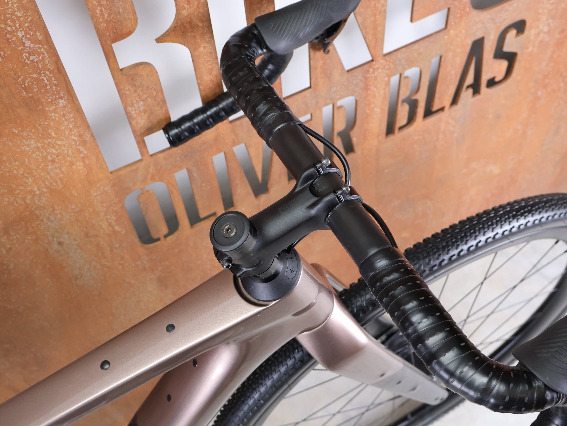 Gravel/Cyclocross von Trek, TREK CHECKPOINT SL 7 AXS GEN 3 / BRONZE AGE / S vor USEDBIKES - OB.DE Hintergrund