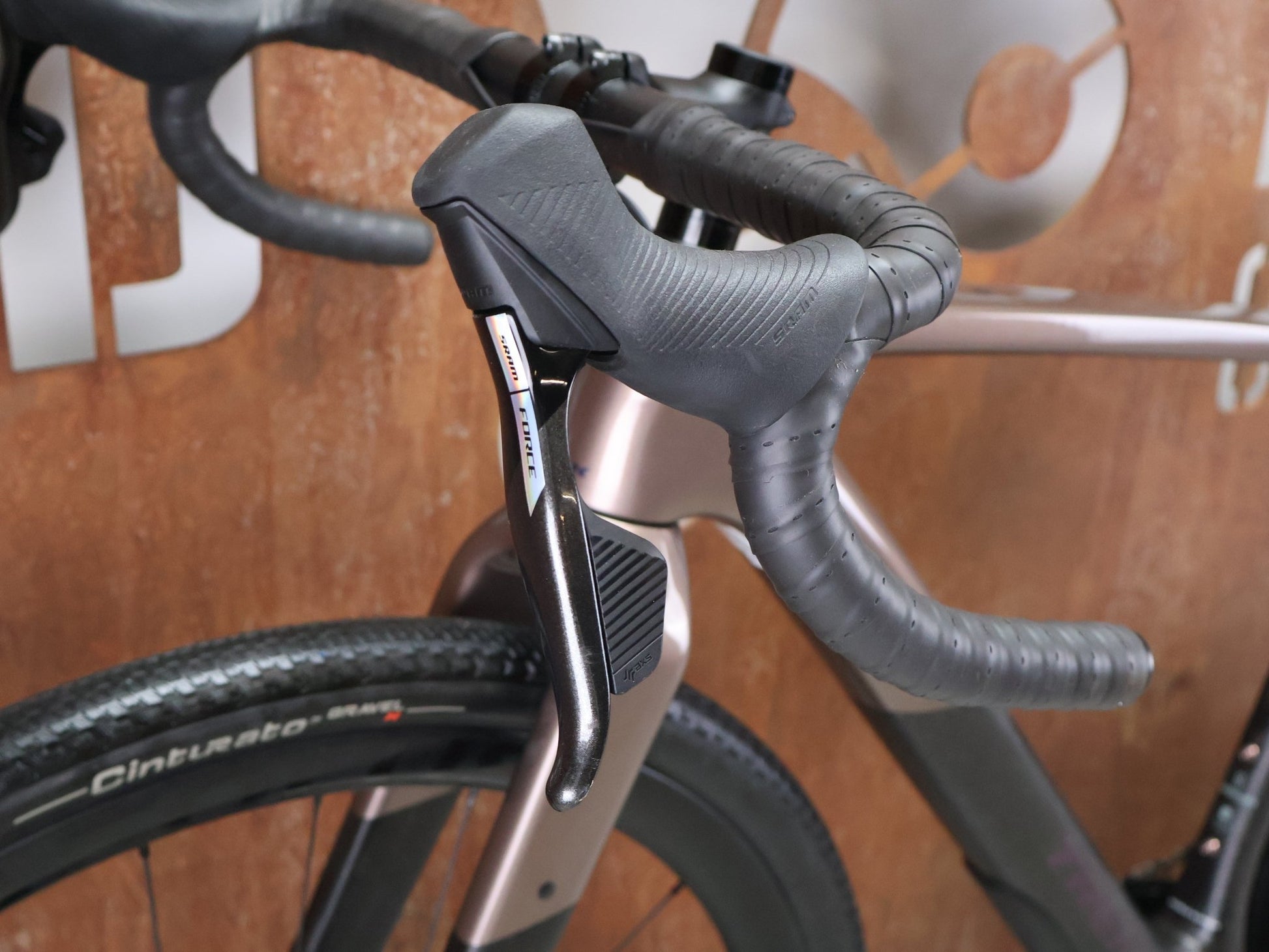 Gravel/Cyclocross von Trek, TREK CHECKPOINT SL 7 AXS GEN 3 / BRONZE AGE / S vor USEDBIKES - OB.DE Hintergrund