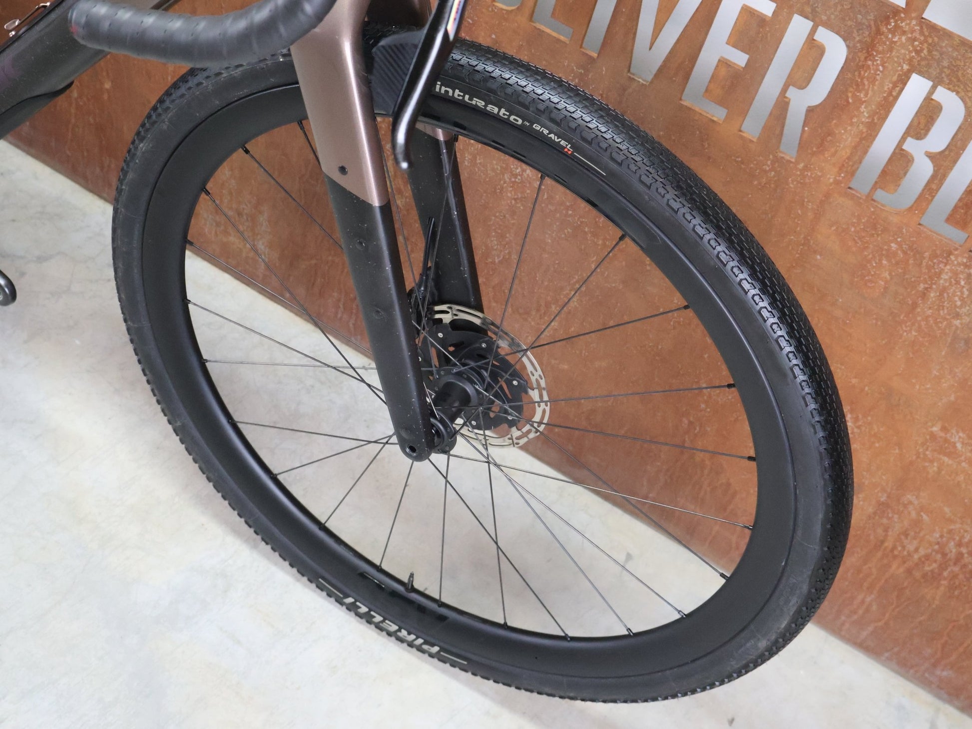 Gravel/Cyclocross von Trek, TREK CHECKPOINT SL 7 AXS GEN 3 / BRONZE AGE / S vor USEDBIKES - OB.DE Hintergrund