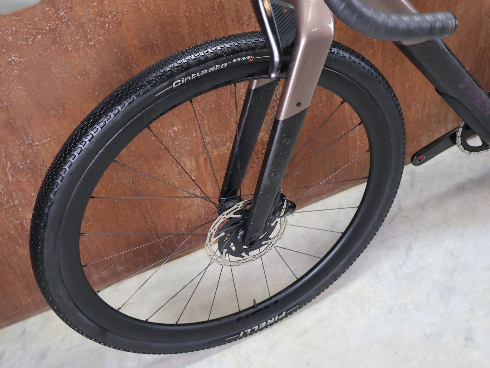 Gravel/Cyclocross von Trek, TREK CHECKPOINT SL 7 AXS GEN 3 / BRONZE AGE / S vor USEDBIKES - OB.DE Hintergrund