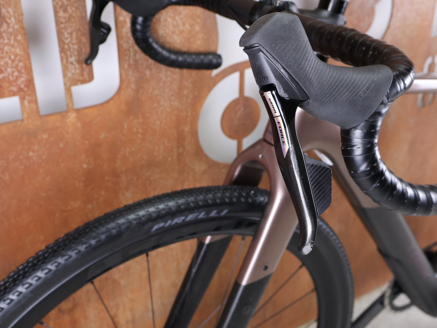 Gravel/Cyclocross von Trek, TREK CHECKPOINT SL 7 AXS GEN 3 / BRONZE AGE / S vor USEDBIKES - OB.DE Hintergrund