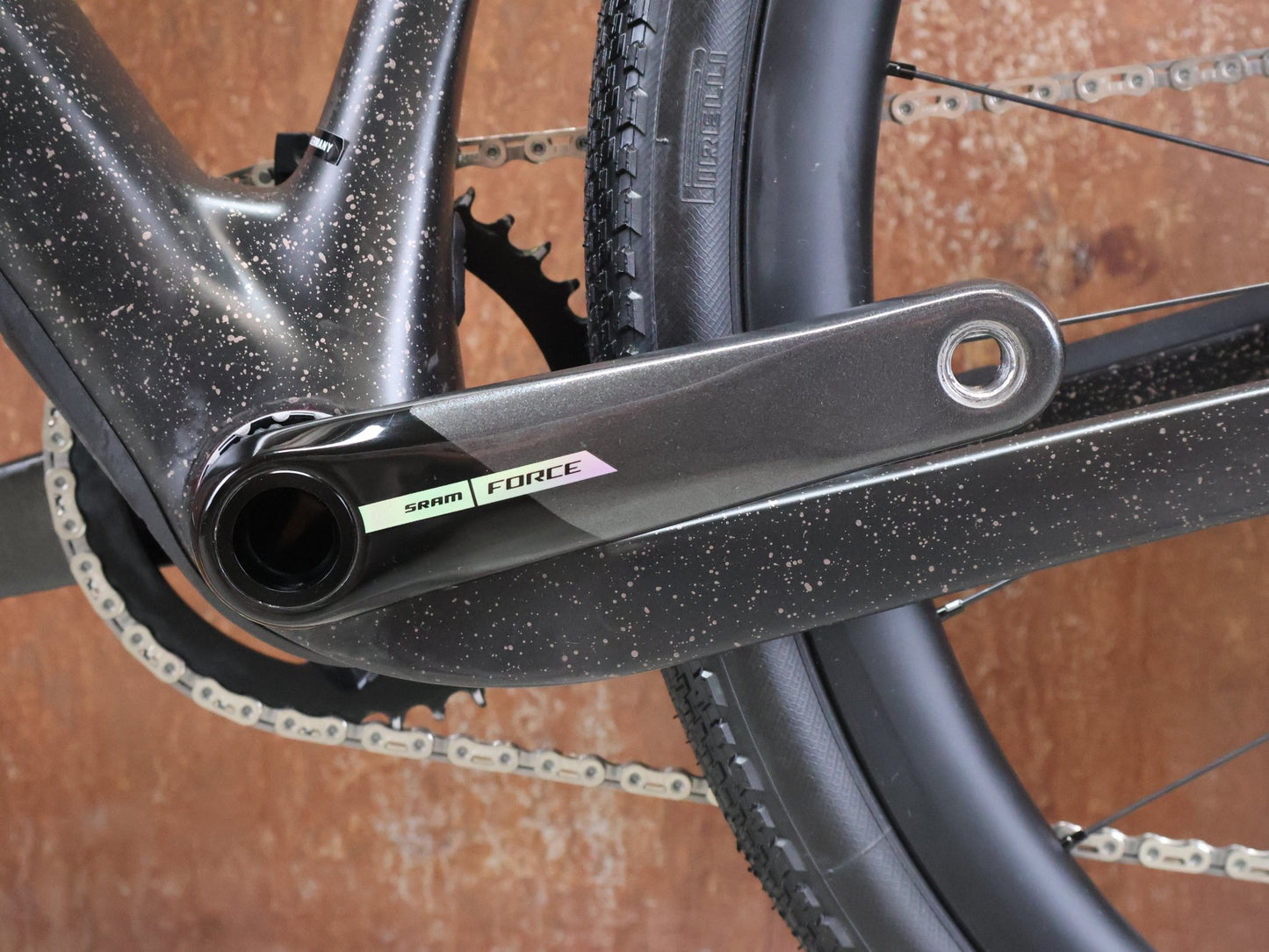 Gravel/Cyclocross von Trek, TREK CHECKPOINT SL 7 AXS GEN 3 / BRONZE AGE / S vor USEDBIKES - OB.DE Hintergrund