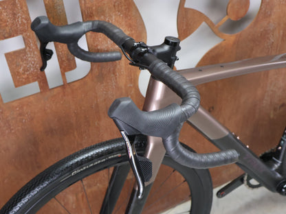 Gravel/Cyclocross von Trek, TREK CHECKPOINT SL 7 AXS GEN 3 / BRONZE AGE / S vor USEDBIKES - OB.DE Hintergrund