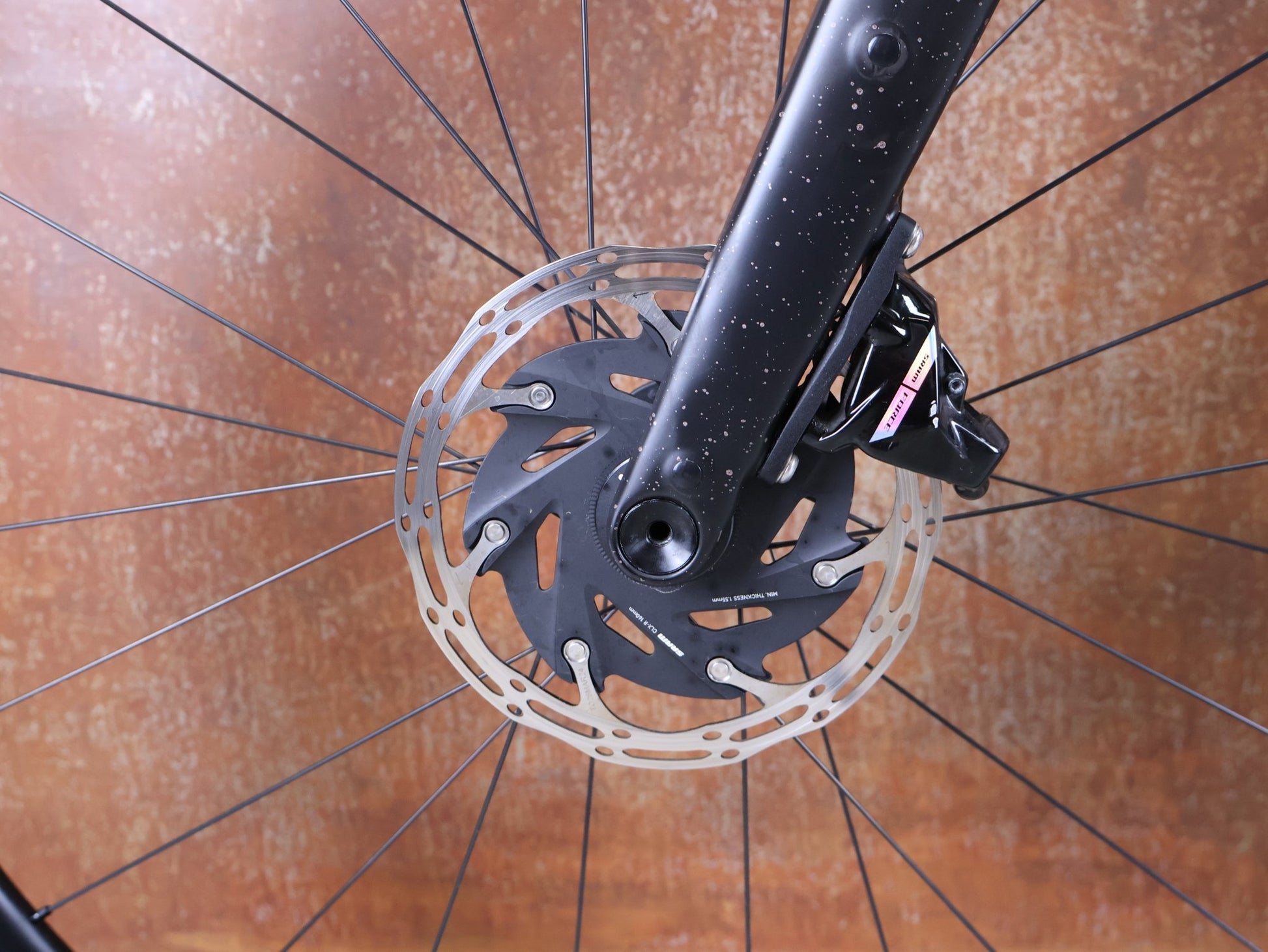 Gravel/Cyclocross von Trek, TREK CHECKPOINT SL 7 AXS GEN 3 / BRONZE AGE / S vor USEDBIKES - OB.DE Hintergrund