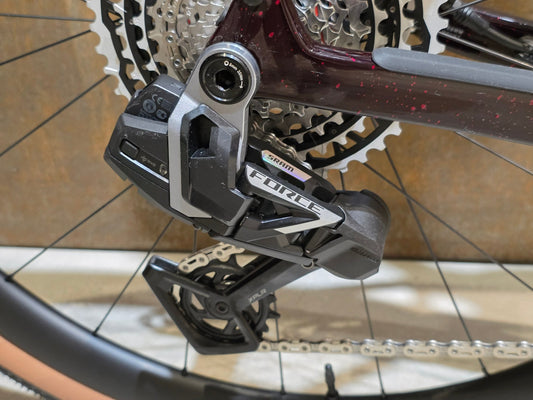 Gravel/Cyclocross von Trek, TREK CHECKPOINT SL 7 AXS GEN 3 / DARK RED / M/L vor USEDBIKES - OB.DE Hintergrund