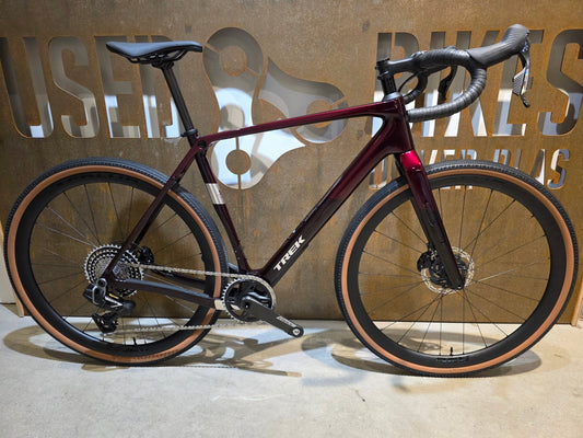 Gravel/Cyclocross von Trek, TREK CHECKPOINT SL 7 AXS GEN 3 / DARK RED / M/L vor USEDBIKES - OB.DE Hintergrund