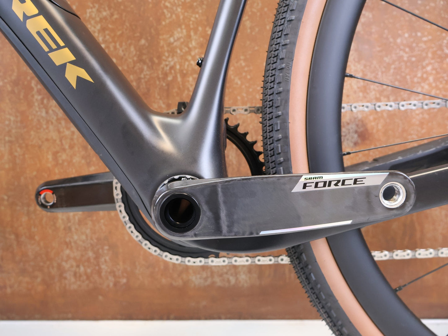 Gravel/Cyclocross von Trek, TREK CHECKPOINT SL 7 AXS GEN 3 / GRÖSSE M / OCLV CARBON / SRAM FORCE E1 vor USEDBIKES-OB.DE Hintergrund