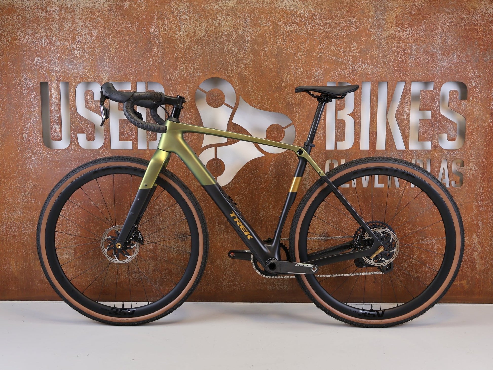 Gravel/Cyclocross von Trek, TREK CHECKPOINT SL 7 AXS GEN 3 / GRÖSSE M / OCLV CARBON / SRAM FORCE E1 vor USEDBIKES-OB.DE Hintergrund