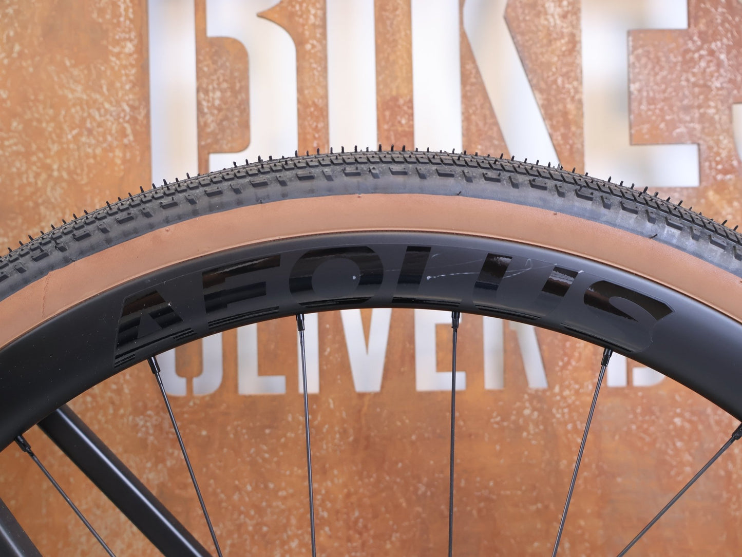 Gravel/Cyclocross von Trek, TREK CHECKPOINT SL 7 AXS GEN 3 / GRÖSSE M / OCLV CARBON / SRAM FORCE E1 vor USEDBIKES-OB.DE Hintergrund
