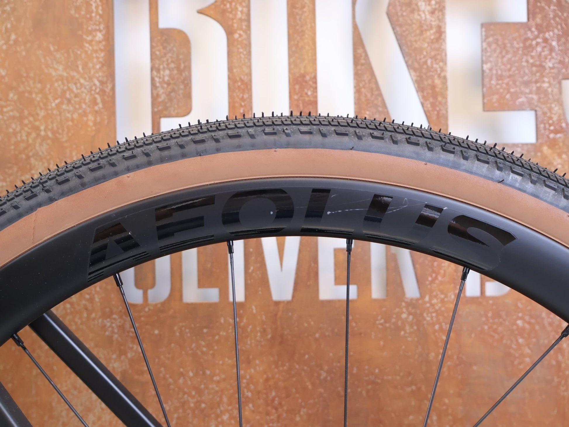 Gravel/Cyclocross von Trek, TREK CHECKPOINT SL 7 AXS GEN 3 / GRÖSSE M / OCLV CARBON / SRAM FORCE E1 vor USEDBIKES-OB.DE Hintergrund
