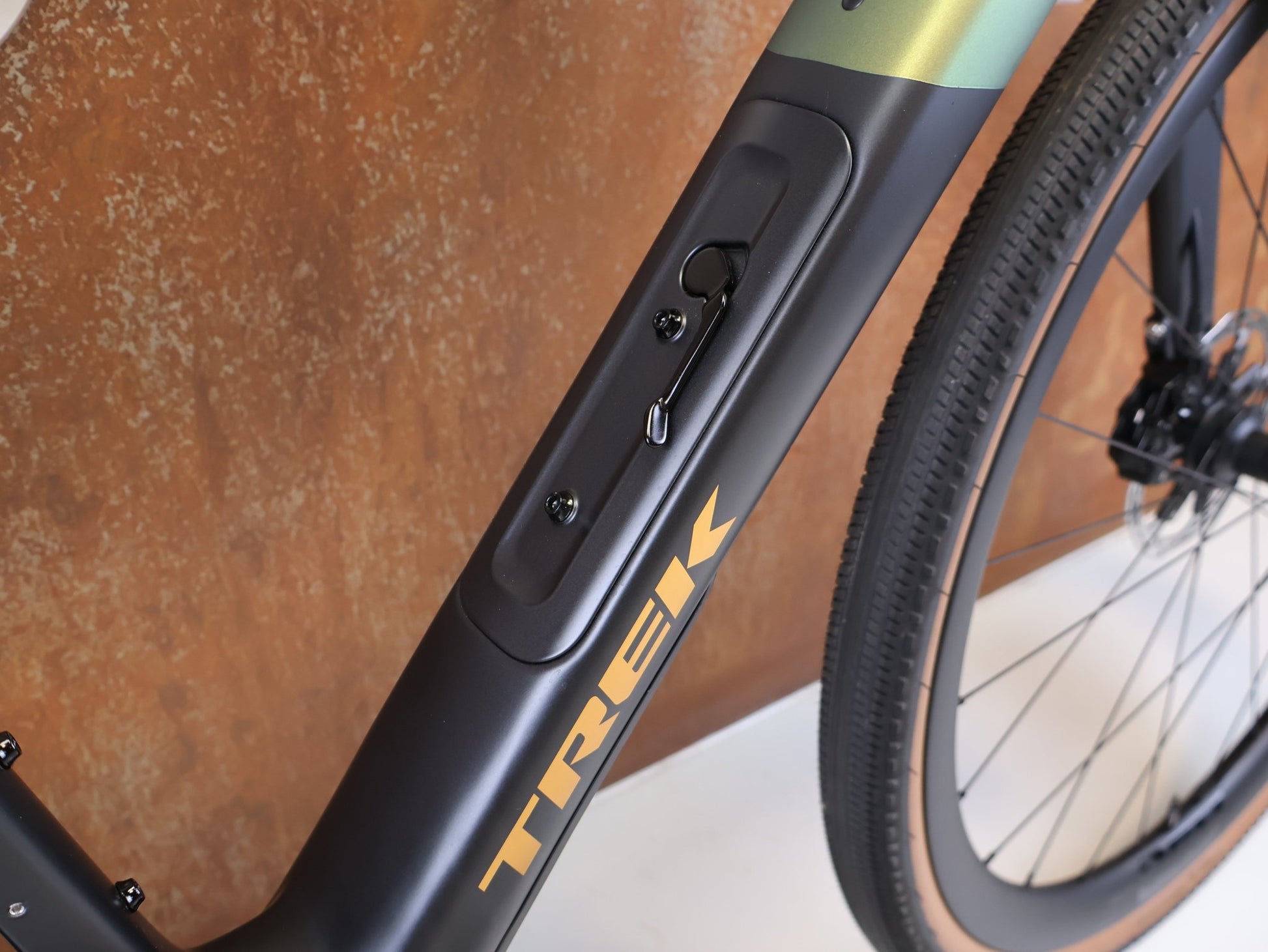 Gravel/Cyclocross von Trek, TREK CHECKPOINT SL 7 AXS GEN 3 / GRÖSSE M / OCLV CARBON / SRAM FORCE E1 vor USEDBIKES-OB.DE Hintergrund
