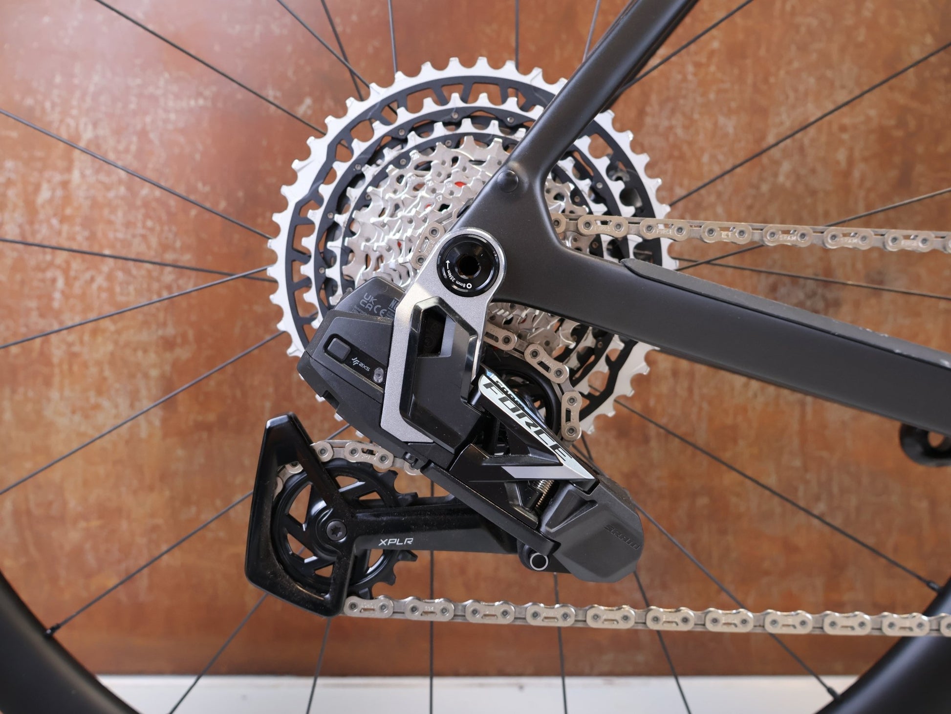 Gravel/Cyclocross von Trek, TREK CHECKPOINT SL 7 AXS GEN 3 / GRÖSSE M / OCLV CARBON / SRAM FORCE E1 vor USEDBIKES-OB.DE Hintergrund