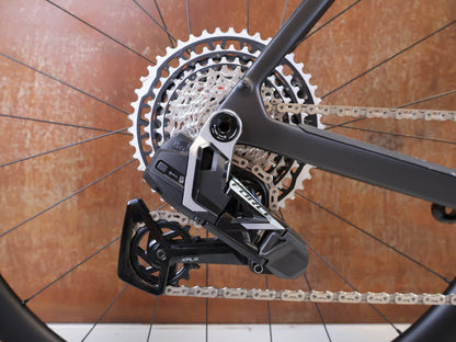 Gravel/Cyclocross von Trek, TREK CHECKPOINT SL 7 AXS GEN 3 / GRÖSSE M / OCLV CARBON / SRAM FORCE E1 vor USEDBIKES-OB.DE Hintergrund