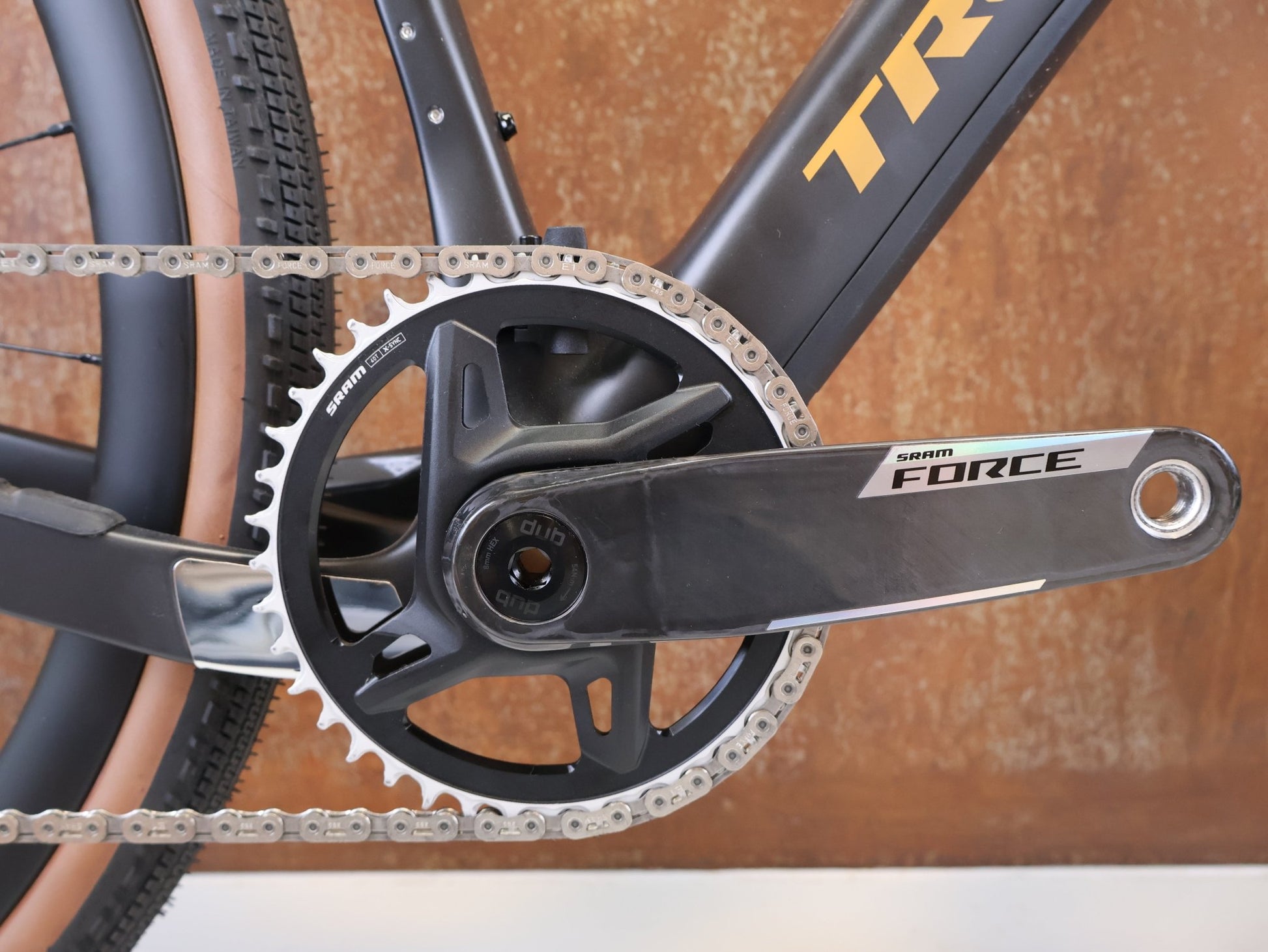 Gravel/Cyclocross von Trek, TREK CHECKPOINT SL 7 AXS GEN 3 / GRÖSSE M / OCLV CARBON / SRAM FORCE E1 vor USEDBIKES-OB.DE Hintergrund
