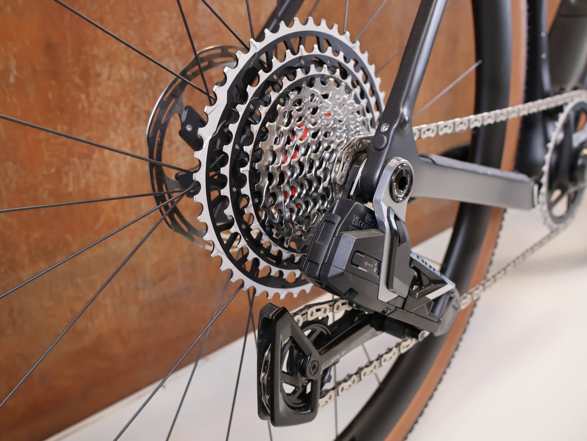 Gravel/Cyclocross von Trek, TREK CHECKPOINT SL 7 AXS GEN 3 / GRÖSSE M / OCLV CARBON / SRAM FORCE E1 vor USEDBIKES-OB.DE Hintergrund