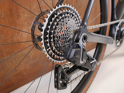 Gravel/Cyclocross von Trek, TREK CHECKPOINT SL 7 AXS GEN 3 / GRÖSSE M / OCLV CARBON / SRAM FORCE E1 vor USEDBIKES-OB.DE Hintergrund