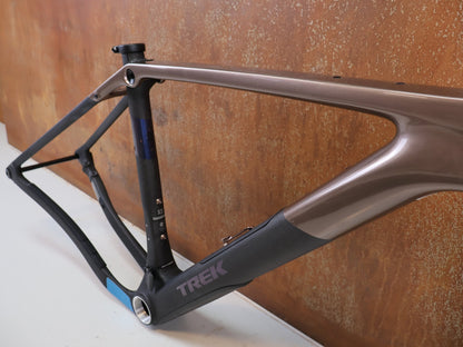 Gravel-/Cyclocrossrahmen von Trek, TREK CHECKPOINT SL GEN 3 RAHMENSET BRONZE AGE CARBON / XS vor USEDBIKES-OB.DE Hintergrund
