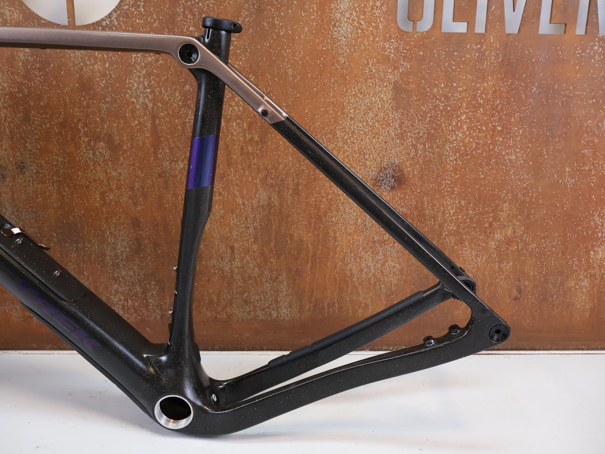 Gravel-/Cyclocrossrahmen von Trek, TREK CHECKPOINT SL RAHMENSET GEN 3 BRONZE AGE CARBON SMOKE / M vor USEDBIKES-OB.DE Hintergrund