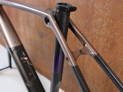 Gravel-/Cyclocrossrahmen von Trek, TREK CHECKPOINT SL RAHMENSET GEN 3 BRONZE AGE CARBON SMOKE / M vor USEDBIKES-OB.DE Hintergrund