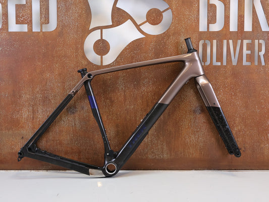 Gravel-/Cyclocrossrahmen von Trek, TREK CHECKPOINT SL RAHMENSET GEN 3 BRONZE AGE CARBON SMOKE / M vor USEDBIKES-OB.DE Hintergrund