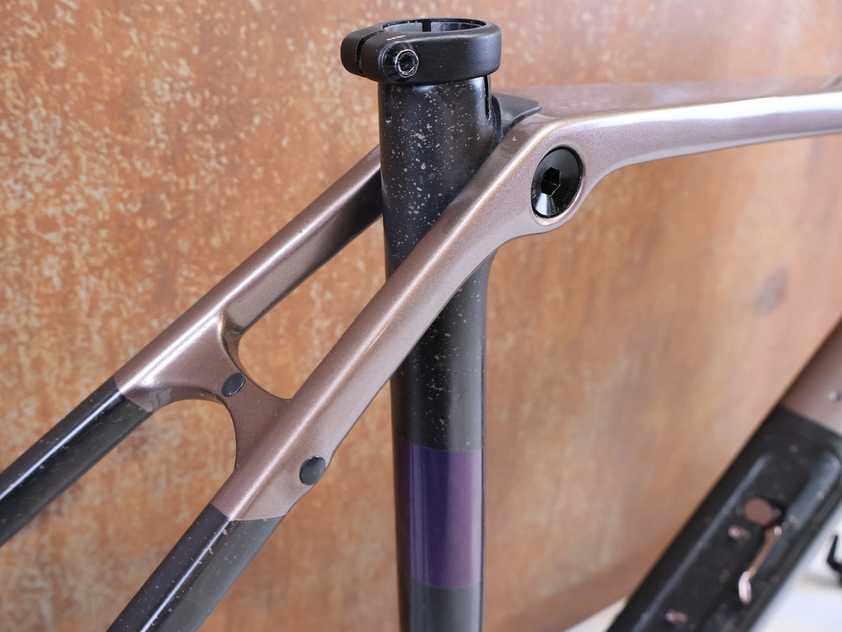 Gravel-/Cyclocrossrahmen von Trek, TREK CHECKPOINT SL RAHMENSET GEN 3 BRONZE AGE CARBON SMOKE / M vor USEDBIKES-OB.DE Hintergrund