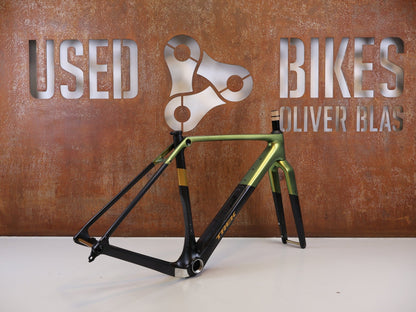 Gravel-/Cyclocrossrahmen von Trek, TREK CHECKPOINT SL RAHMENSET GEN 3 CAMO GREEN / M vor USEDBIKES-OB.DE Hintergrund