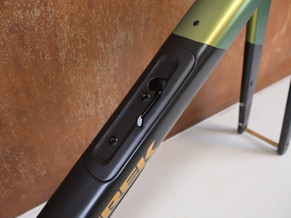 Gravel-/Cyclocrossrahmen von Trek, TREK CHECKPOINT SL RAHMENSET GEN 3 CAMO GREEN / M vor USEDBIKES-OB.DE Hintergrund