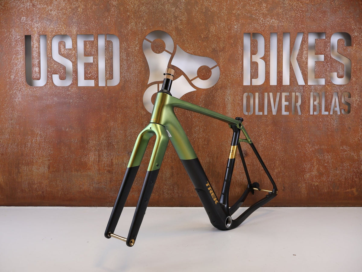 Gravel-/Cyclocrossrahmen von Trek, TREK CHECKPOINT SL RAHMENSET GEN 3 CAMO GREEN / M vor USEDBIKES-OB.DE Hintergrund
