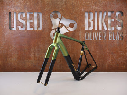 Gravel-/Cyclocrossrahmen von Trek, TREK CHECKPOINT SL RAHMENSET GEN 3 CAMO GREEN / M vor USEDBIKES-OB.DE Hintergrund