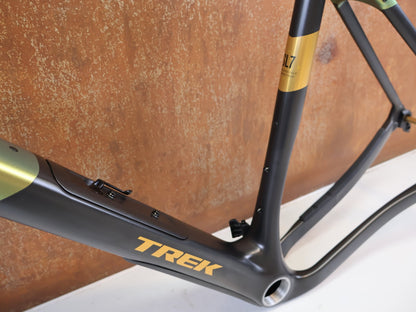 Gravel-/Cyclocrossrahmen von Trek, TREK CHECKPOINT SL RAHMENSET GEN 3 CAMO GREEN / M vor USEDBIKES-OB.DE Hintergrund