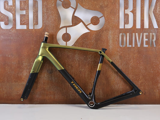 Gravel-/Cyclocrossrahmen von Trek, TREK CHECKPOINT SL RAHMENSET GEN 3 CAMO GREEN / M vor USEDBIKES-OB.DE Hintergrund