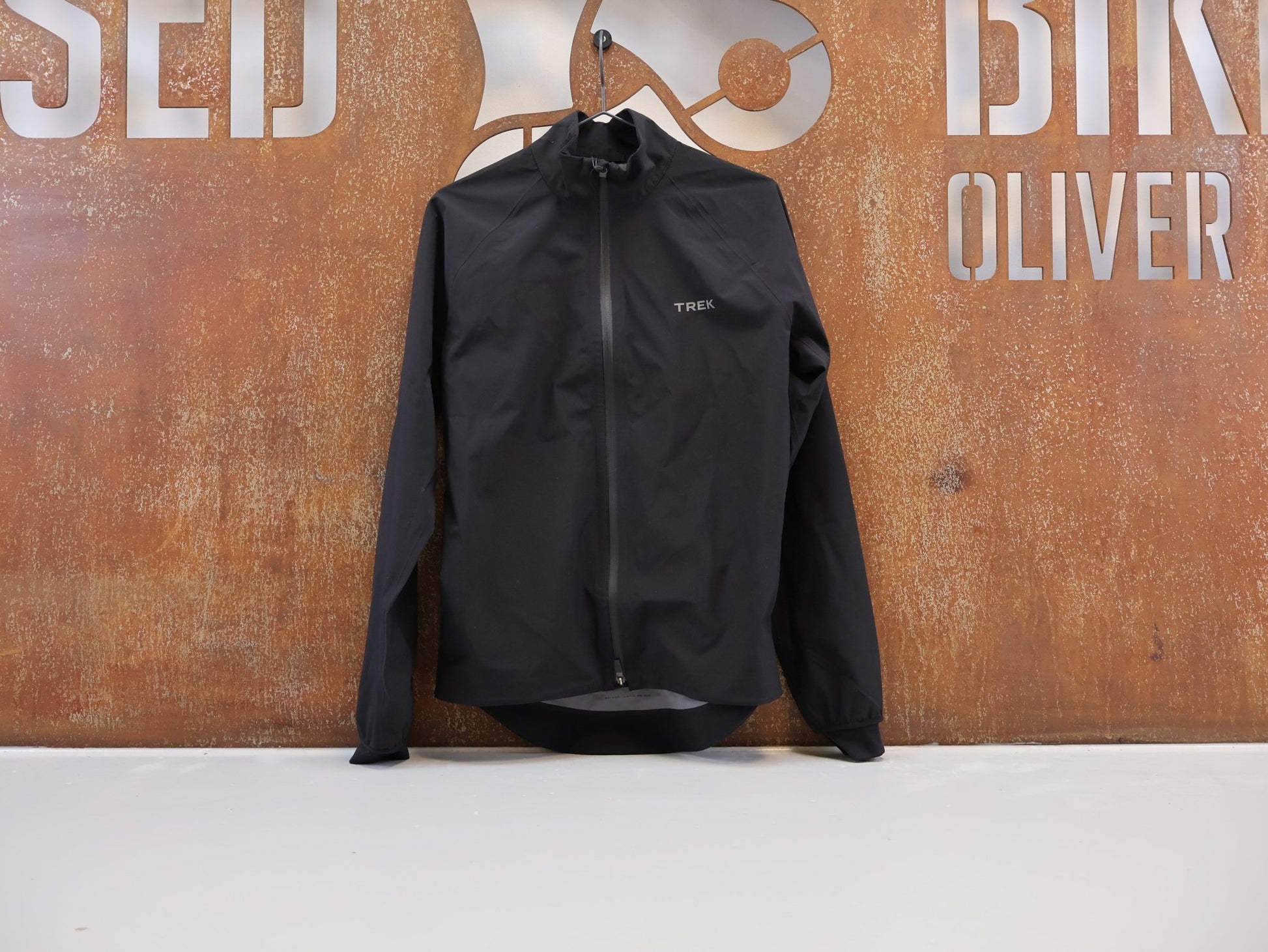 Winterjacken Herren von Trek, TREK CIRCUIT RAIN JACKE / HERREN / GRÖSSE S / WASSERDICHT / SCHWARZ vor USEDBIKES - OB.DE Hintergrund