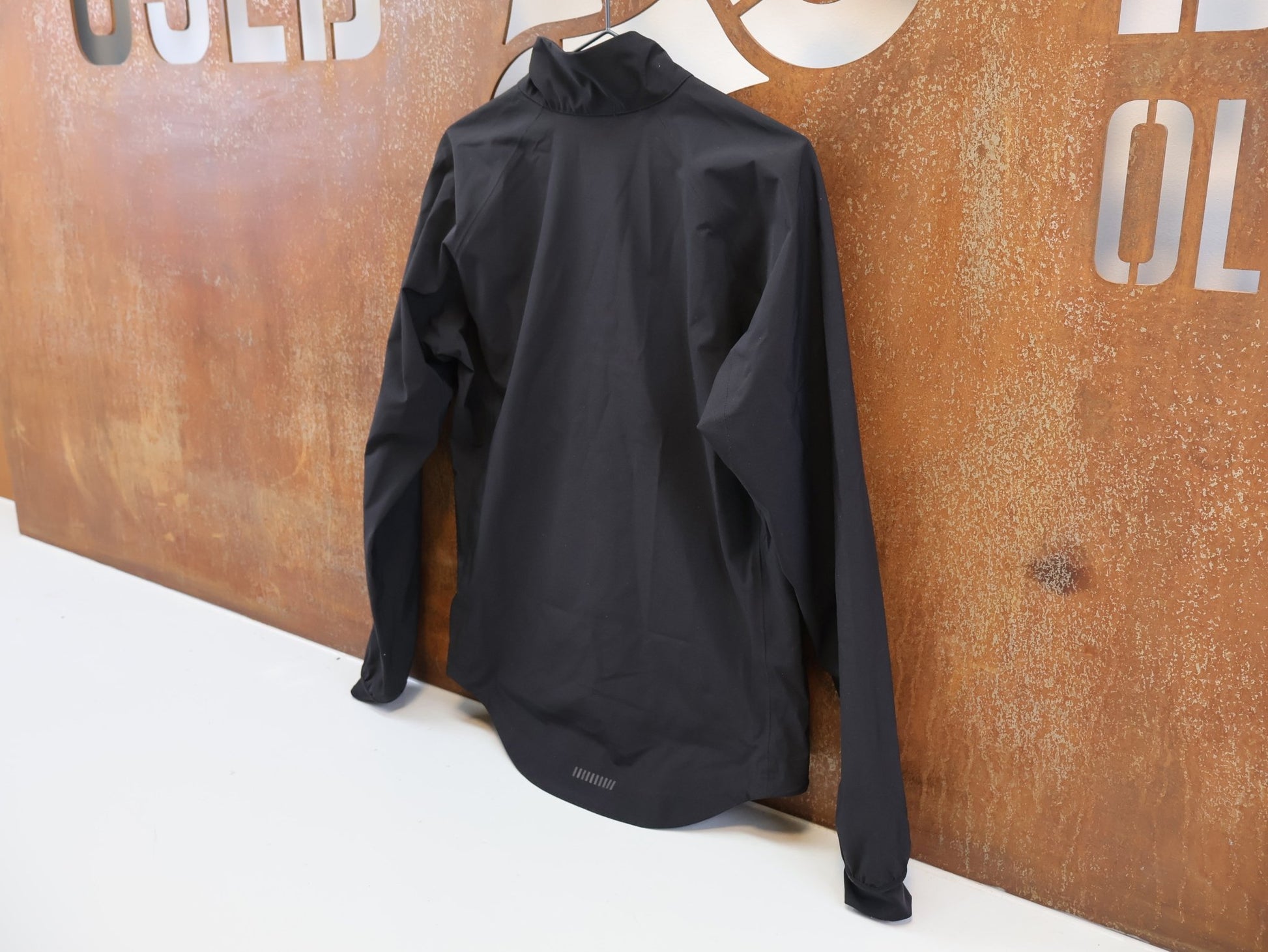 Winterjacken Herren von Trek, TREK CIRCUIT RAIN JACKE / HERREN / GRÖSSE S / WASSERDICHT / SCHWARZ vor USEDBIKES - OB.DE Hintergrund