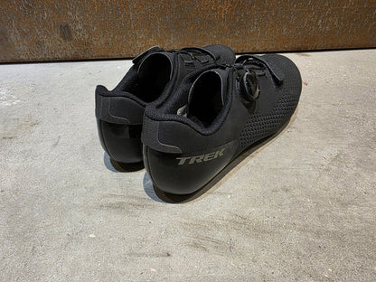 RR - Herrenschuhe von Trek, TREK CIRCUIT RENNRADSCHUH / BLACK vor USEDBIKES - OB.DE Hintergrund