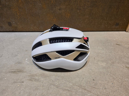 Helme von Trek, TREK CIRCUIT WAVECEL FAHRRADHELM / CRYSTAL WHITE SUPERNOVA vor USEDBIKES - OB.DE Hintergrund