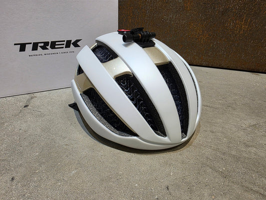 Helme von Trek, TREK CIRCUIT WAVECEL FAHRRADHELM / CRYSTAL WHITE SUPERNOVA vor USEDBIKES - OB.DE Hintergrund