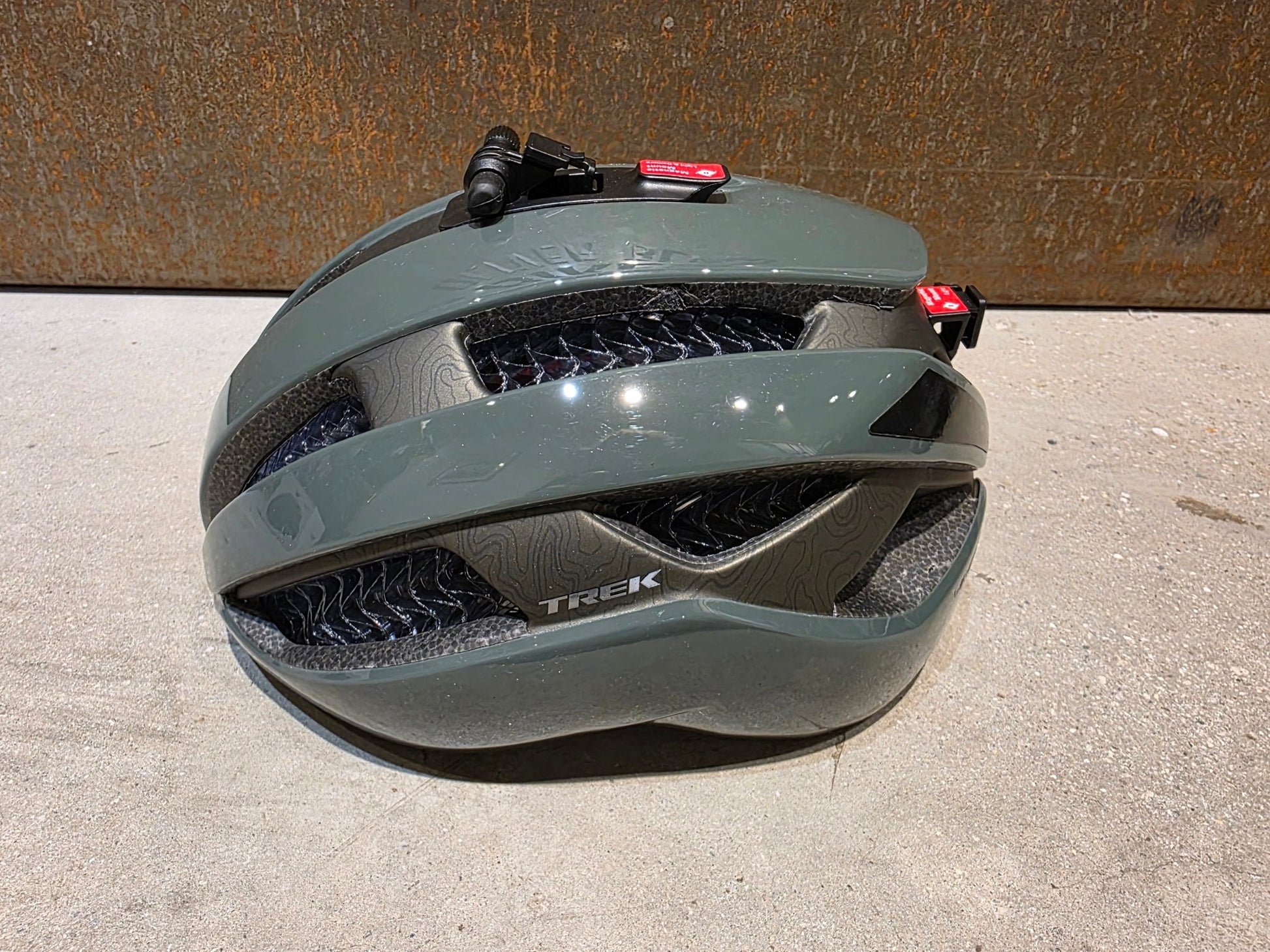 Helme von Trek, TREK CIRCUIT WAVECEL FAHRRADHELM / KESWICK vor USEDBIKES - OB.DE Hintergrund