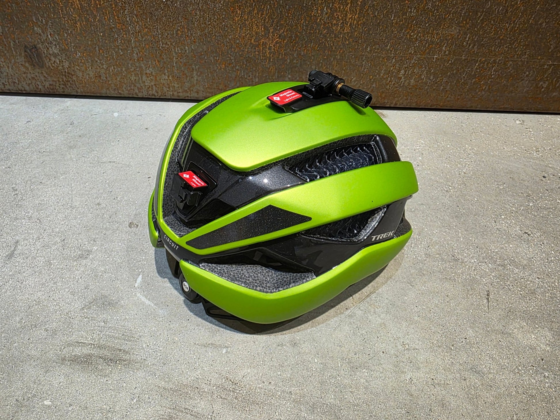 Helme von Trek, TREK CIRCUIT WAVECEL FAHRRADHELM / POWER SURGE vor USEDBIKES - OB.DE Hintergrund