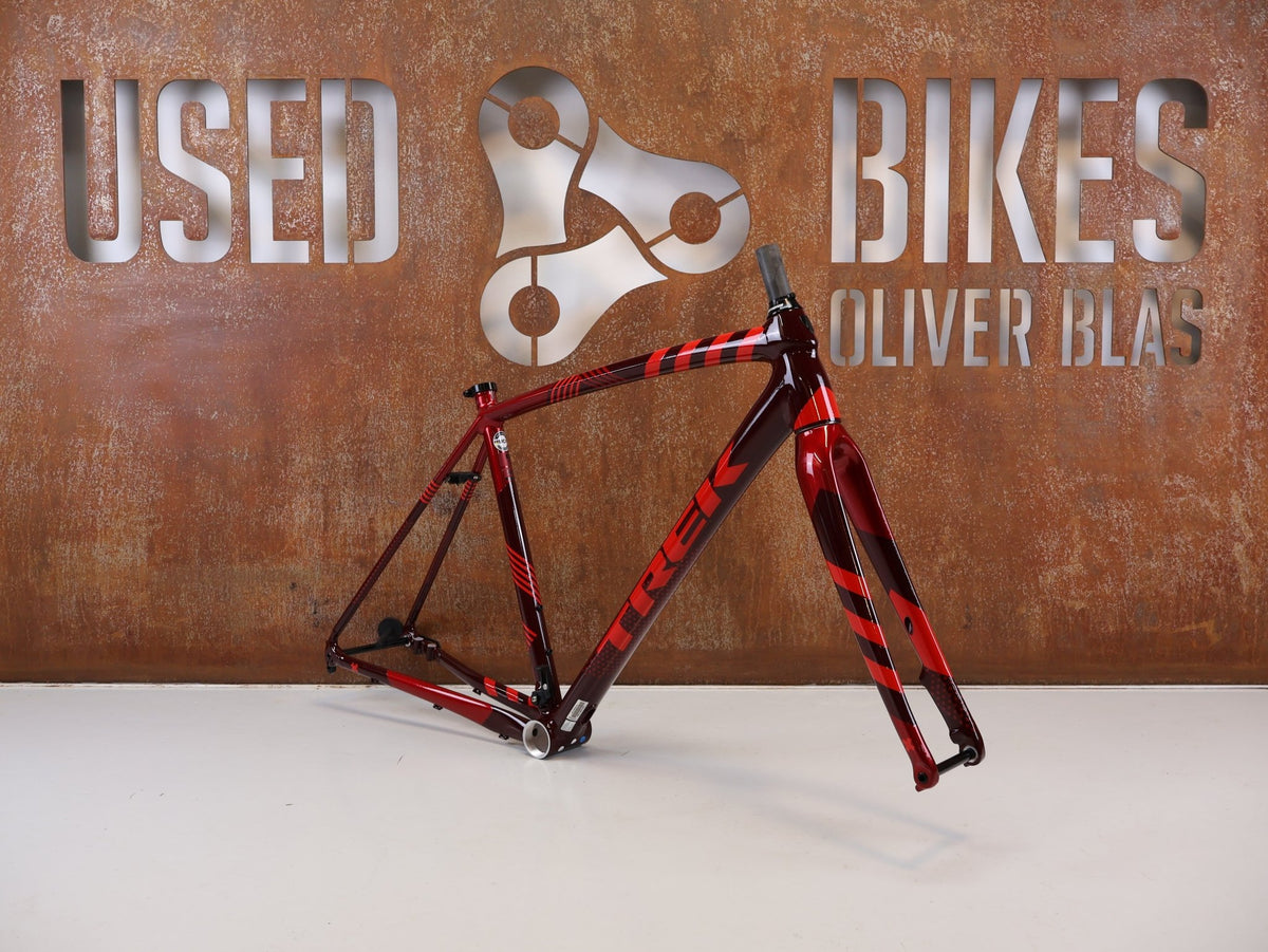 Gravel-/Cyclocrossrahmen von Trek, TREK CROCKETT DISC RAHMENSET COBRA BLOOD / 54CM vor USEDBIKES-OB.DE Hintergrund