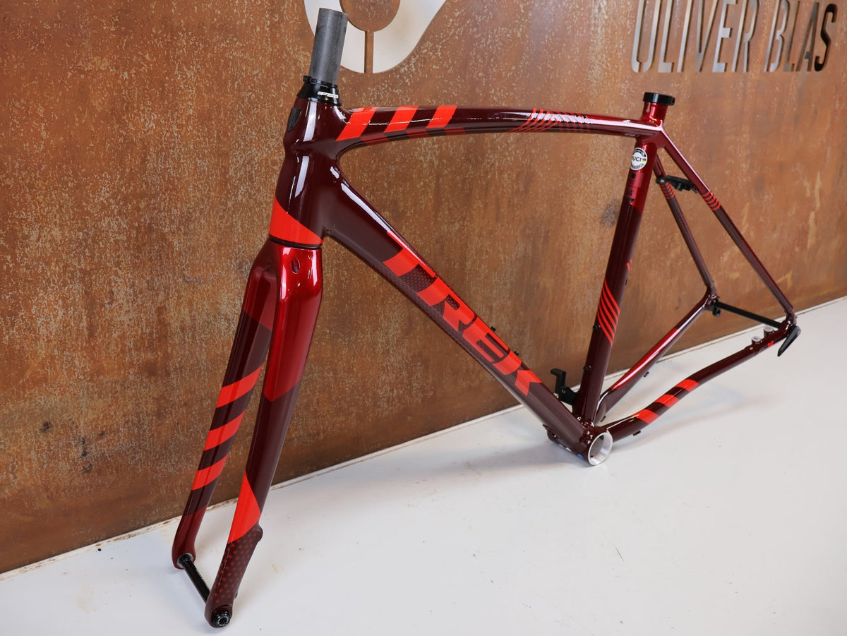 Gravel-/Cyclocrossrahmen von Trek, TREK CROCKETT DISC RAHMENSET COBRA BLOOD / 54CM vor USEDBIKES-OB.DE Hintergrund