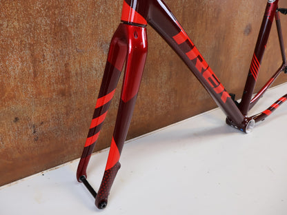 Gravel-/Cyclocrossrahmen von Trek, TREK CROCKETT DISC RAHMENSET COBRA BLOOD / 54CM vor USEDBIKES-OB.DE Hintergrund