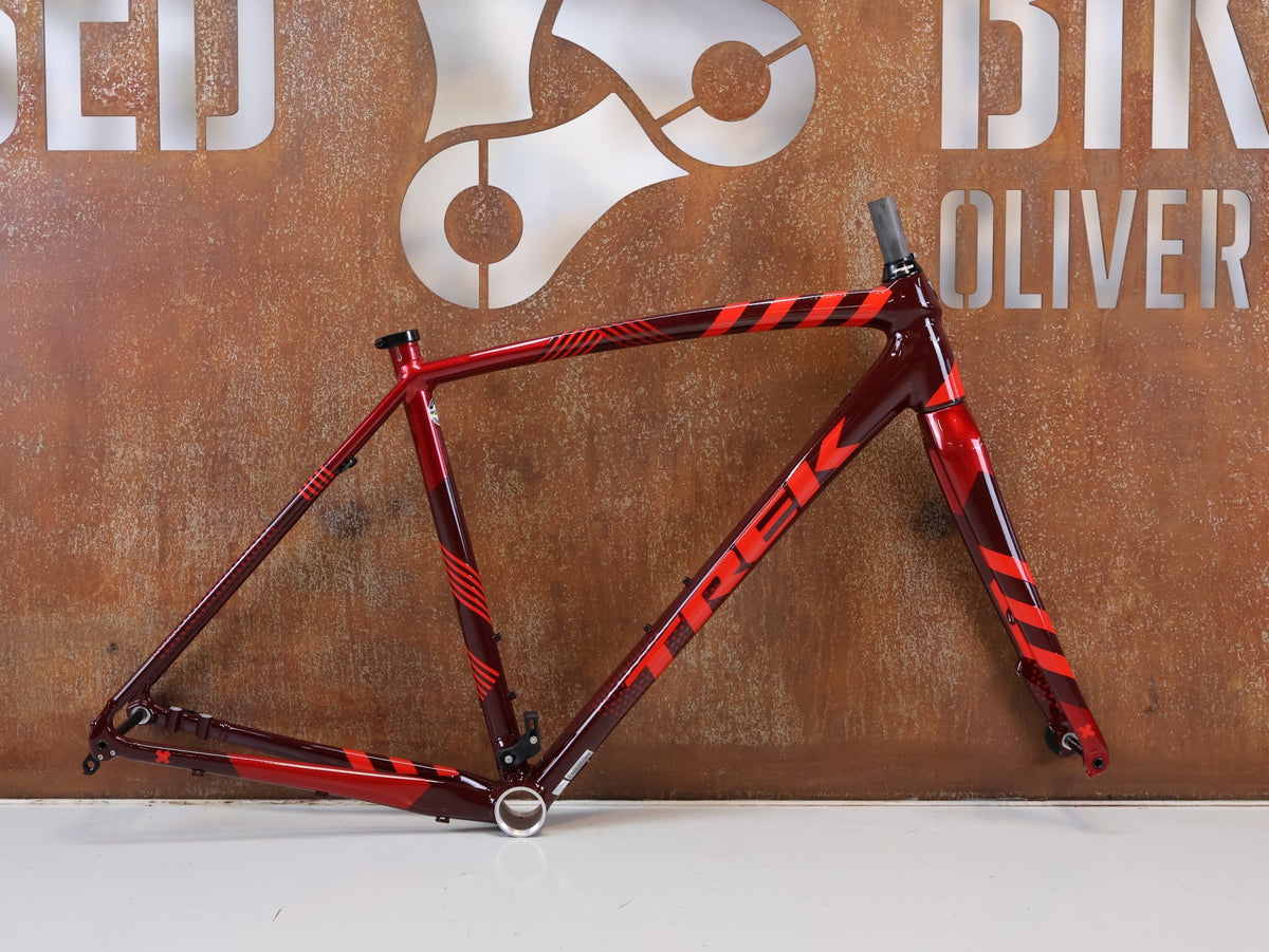 Gravel-/Cyclocrossrahmen von Trek, TREK CROCKETT DISC RAHMENSET COBRA BLOOD / 54CM vor USEDBIKES-OB.DE Hintergrund