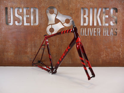 Gravel-/Cyclocrossrahmen von Trek, TREK CROCKETT DISC RAHMENSET COBRA BLOOD / 58CM vor USEDBIKES-OB.DE Hintergrund