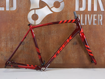 Gravel-/Cyclocrossrahmen von Trek, TREK CROCKETT DISC RAHMENSET COBRA BLOOD / 58CM vor USEDBIKES-OB.DE Hintergrund