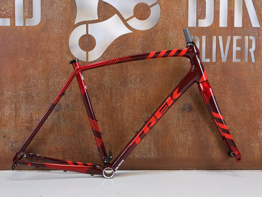 Gravel-/Cyclocrossrahmen von Trek, TREK CROCKETT DISC RAHMENSET COBRA BLOOD / 58CM vor USEDBIKES-OB.DE Hintergrund