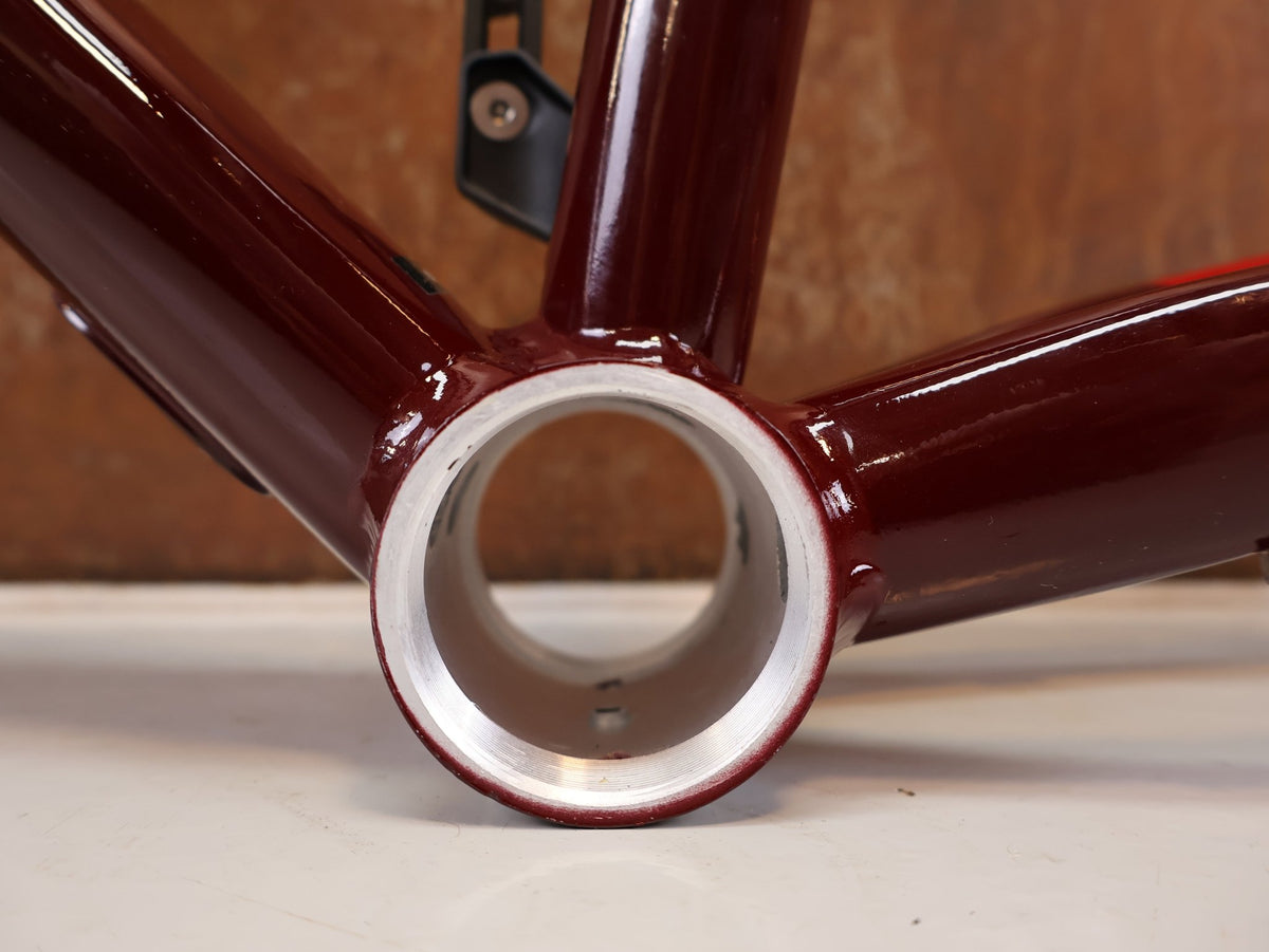 Gravel-/Cyclocrossrahmen von Trek, TREK CROCKETT DISC RAHMENSET COBRA BLOOD / 58CM vor USEDBIKES-OB.DE Hintergrund