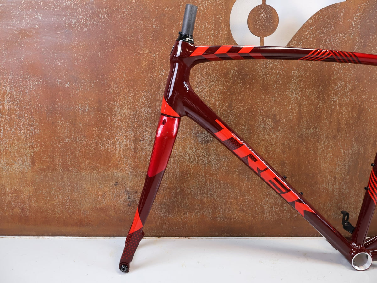 Gravel-/Cyclocrossrahmen von Trek, TREK CROCKETT DISC RAHMENSET COBRA BLOOD / 58CM vor USEDBIKES-OB.DE Hintergrund