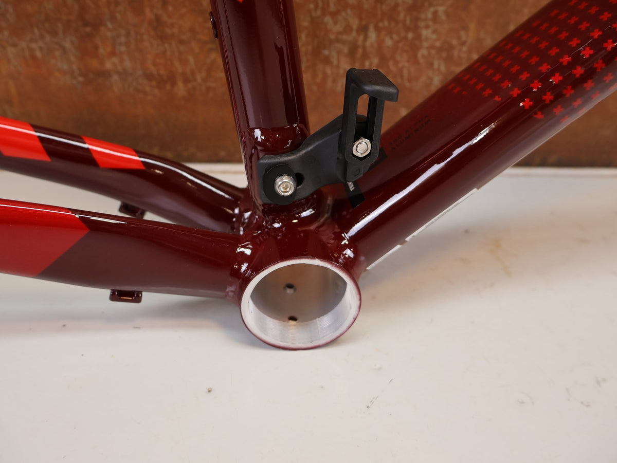 Gravel-/Cyclocrossrahmen von Trek, TREK CROCKETT DISC RAHMENSET COBRA BLOOD / 58CM vor USEDBIKES-OB.DE Hintergrund